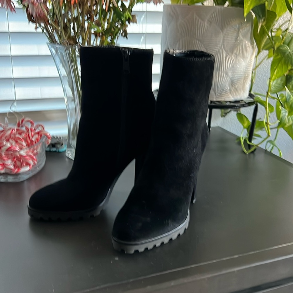 Aldo’s black suede booties size 6
